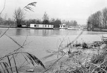 848476 Afbeelding van enkele woonboten in de Vecht, nabij Loenen aan de Vecht.